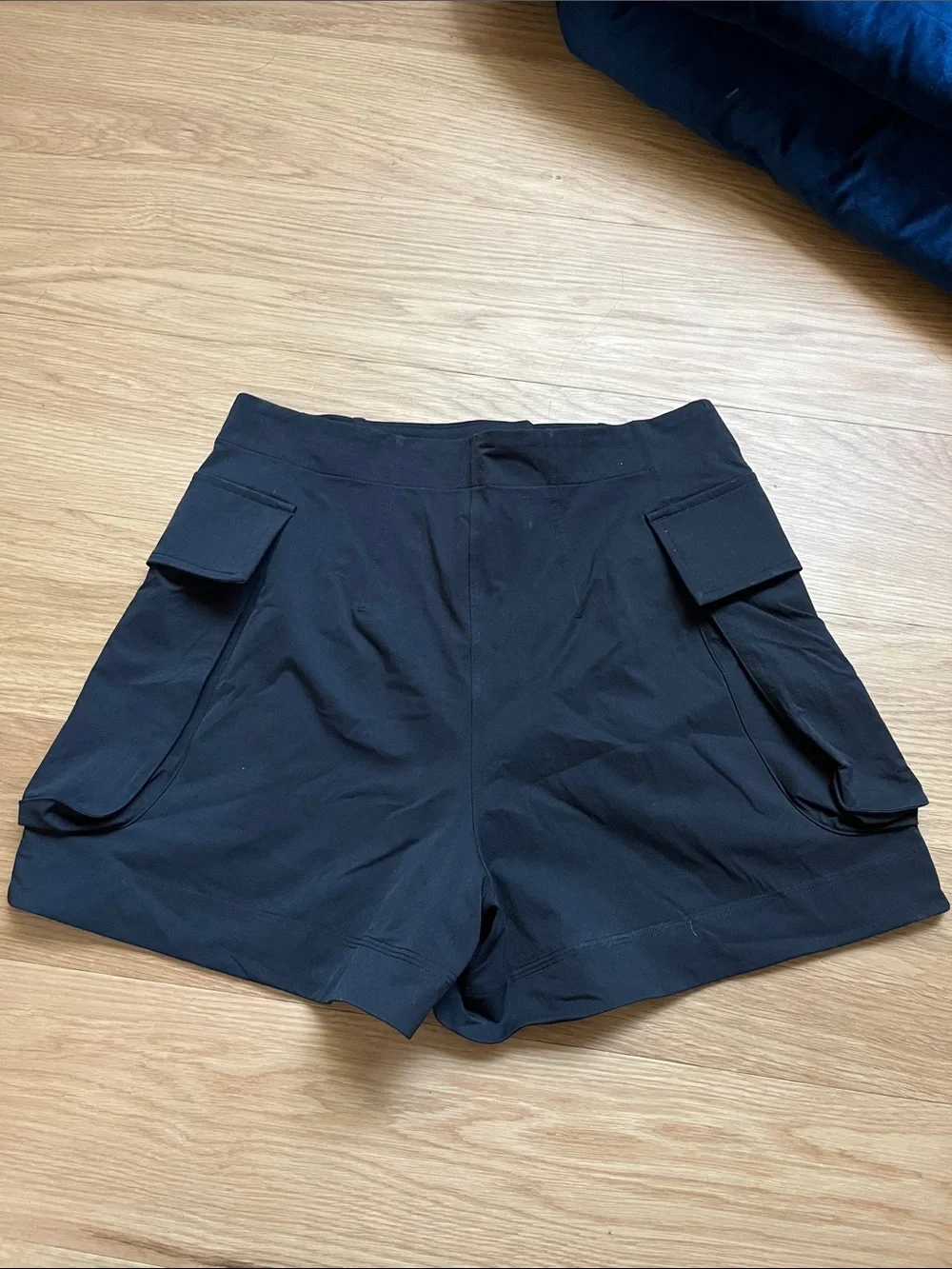 lululemon Women’s Relaxed Fit Super High Rise  Black  Cargo Shorts 4’ size 8